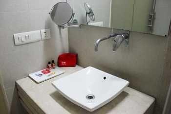 Oyo Premium Rajouri Garden Janta Market Нью-Дели Экстерьер фото